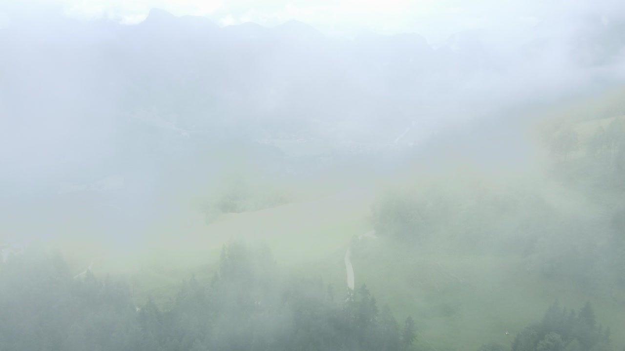 알프스 산맥을 볼 수 있는 구름 위의 공중 비행