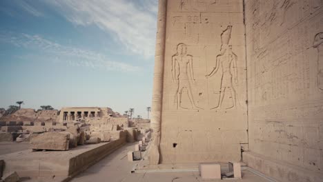 exterior del antiguo templo egipcio de dendera, egipto