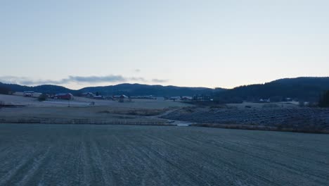 Indre-Fosen,-Condado-De-Trondelag,-Noruega---Una-Escena-Que-Muestra-Casas-De-Campo-Con-Un-Telón-De-Fondo-De-Montañas---Drones-Volando-Hacia-Adelante