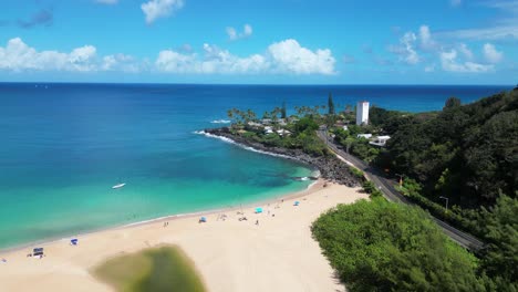 Luftaufnahme-Entlang-Des-Strandes-Von-Waimea-In-Richtung-Des-Punktes