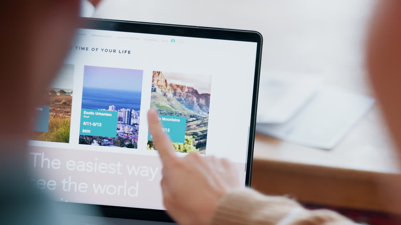 pareja, viajes y planificación de vacaciones en la computadora portátil