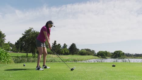 Kaukasische-Frau,-Die-Golf-Spielt-Und-Einen-Schlag-Aus-Dem-Bunker-Macht