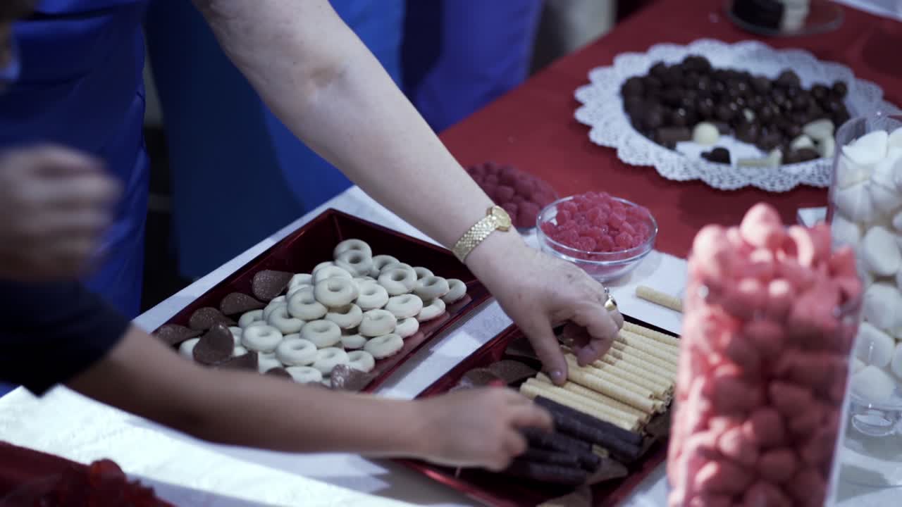 una variedad de chocolates y dulces servidos en la mesa de la boda