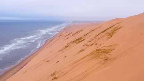 asombrosa toma aérea sobre las vastas dunas de arena del desierto de namib a lo largo de la costa esquelética de namibia 9