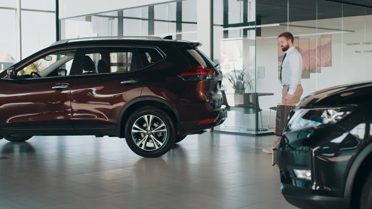 cliente en el concesionario de automóviles con el maletero abierto