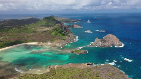 drone-beeld van het strand van sueste fernando de noronha, brazilië