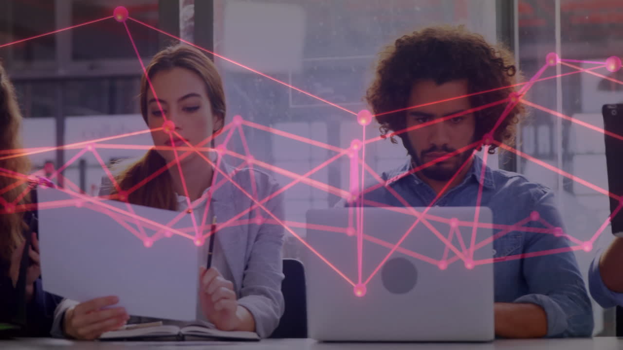 animación de conexiones y procesamiento de datos sobre diversas personas de negocios en la oficina