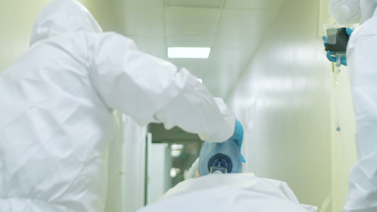 코로나바이러스 환자가 기어에서 운반되고 있습니다.