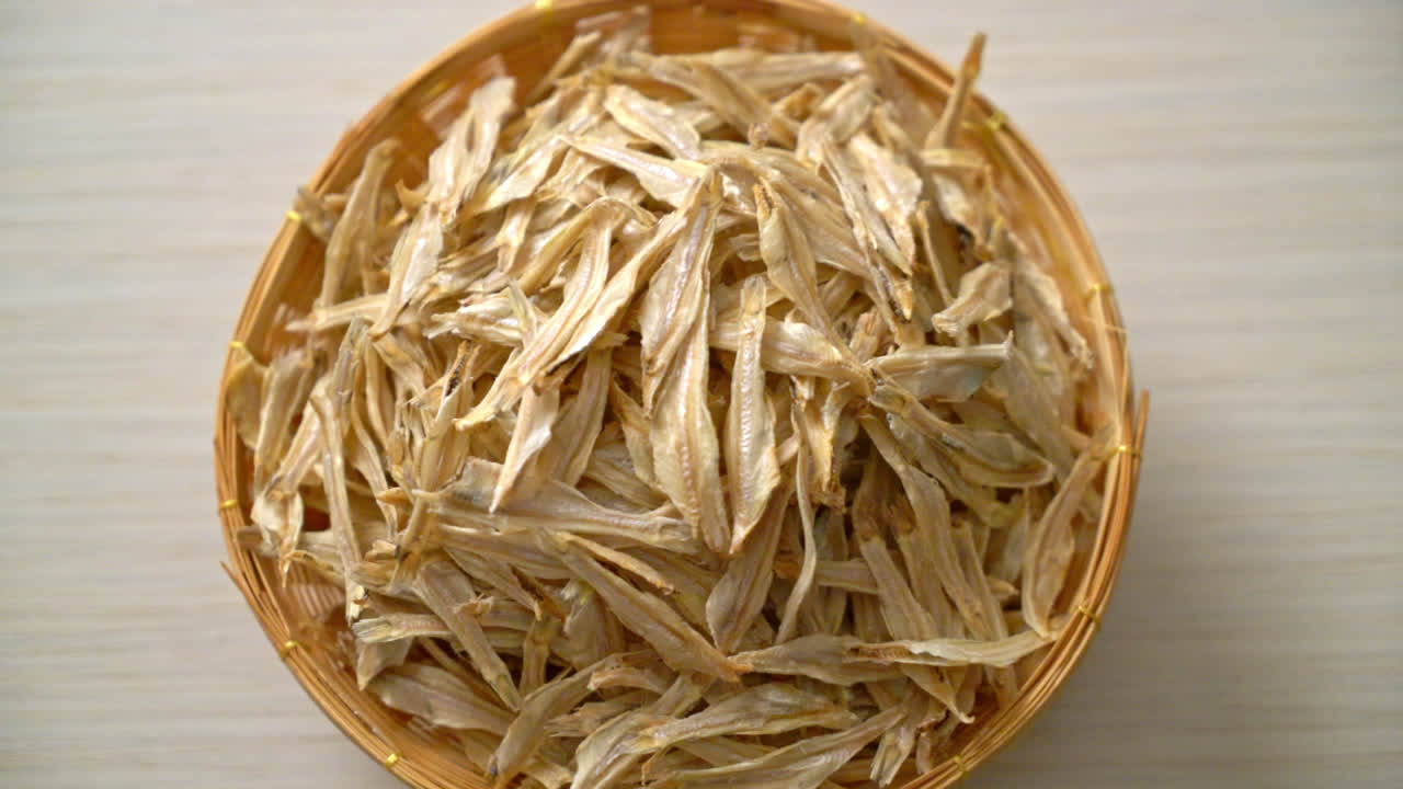 말린 작은 바삭한 생선 굽기