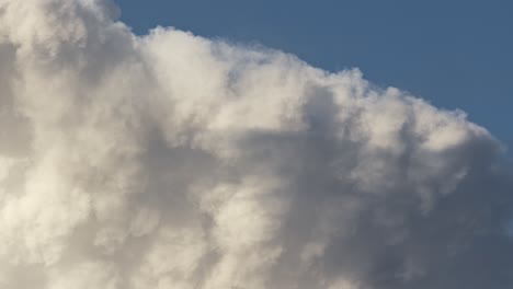 Sich-Langsam-Bewegende-Wolke-Während-Des-Sonnenuntergangs