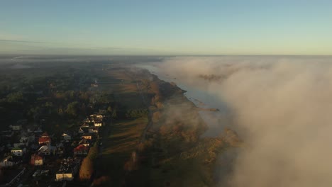 Vista-Aérea-De-Drones-De-La-Niebla-Sobre-El-Río-Nemunas-Durante-El-Amanecer-A-Principios-De-La-Mañana-De-Otoño-En-El-Condado-De-Kaunas,-Lituania