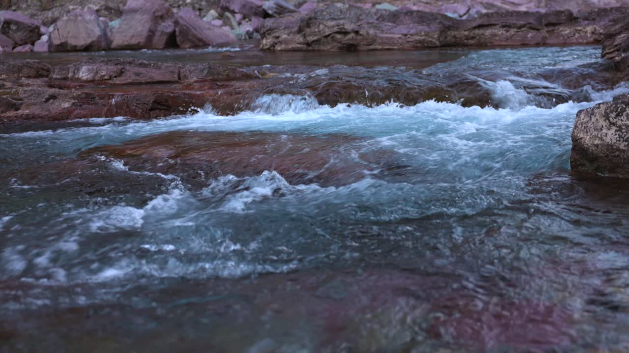 Água em cascata serena no intocado Parque Nacional Glacier, Montana
