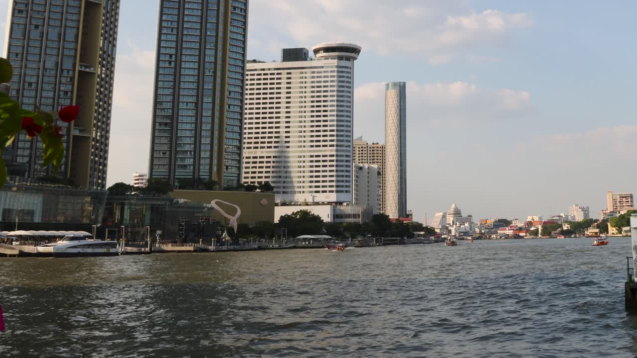 보트 들 이 바쁜 도시 강변 을 가로지르고 있다