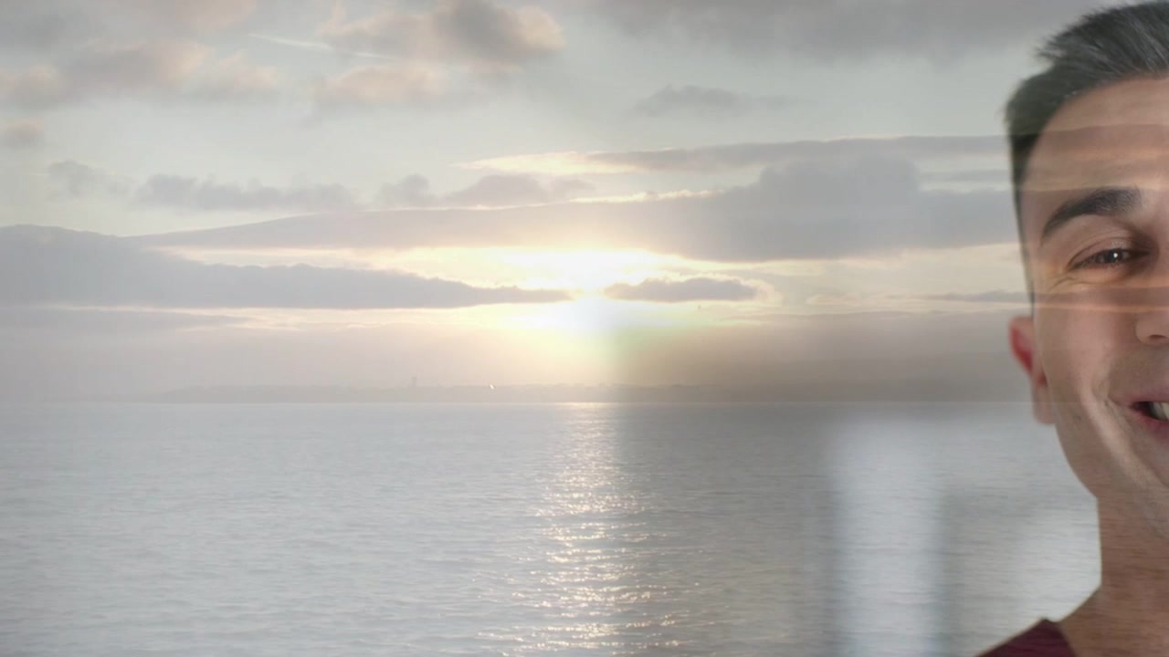 Sobreposição de retrato aparecendo sobre o oceano, homem sorrindo e piscando enquanto o reflexo do sol se forma, com foco em negócios.