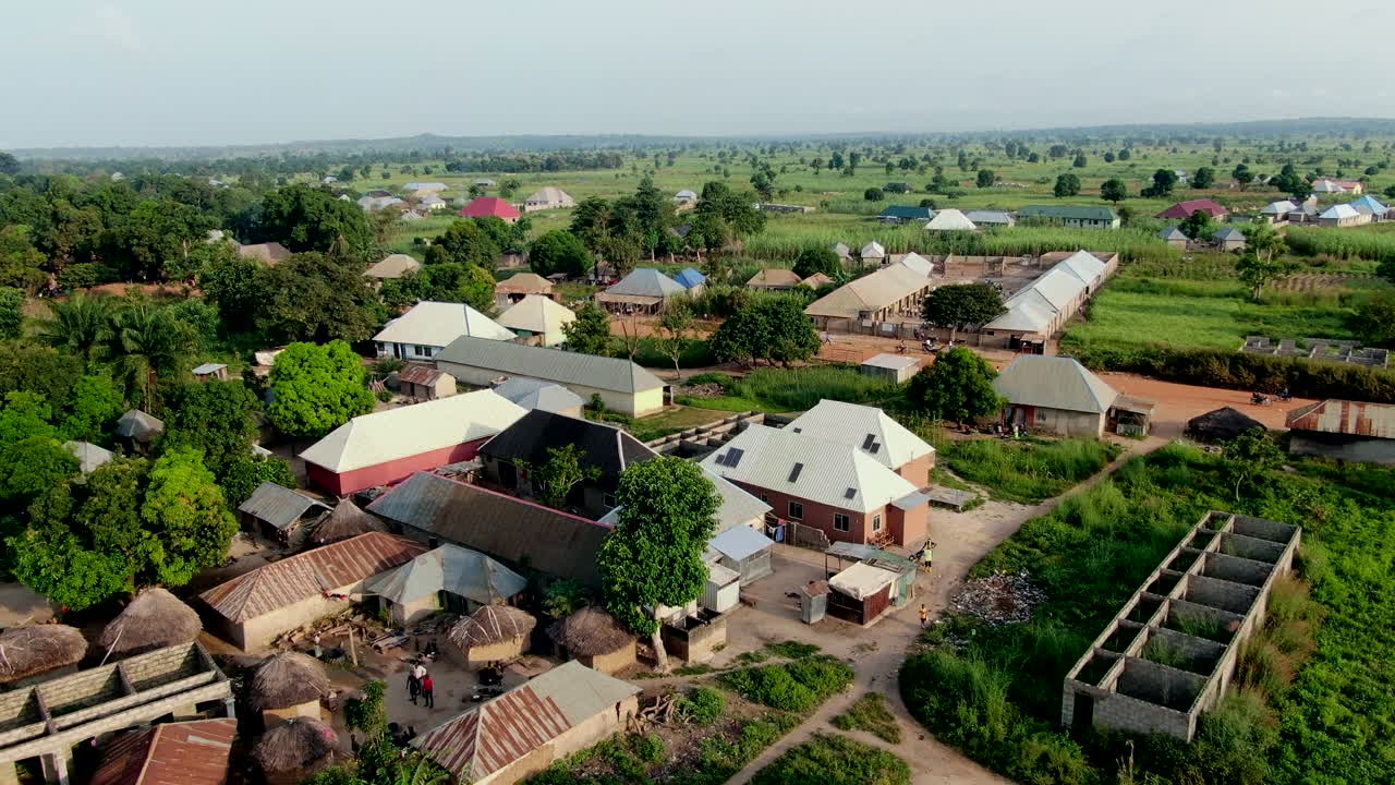 Komunitas Rukubi di pedesaan Nigeria, Afrika Barat dengan pemandangan indah rumah-rumah dan lahan pertanian - pandangan udara naik