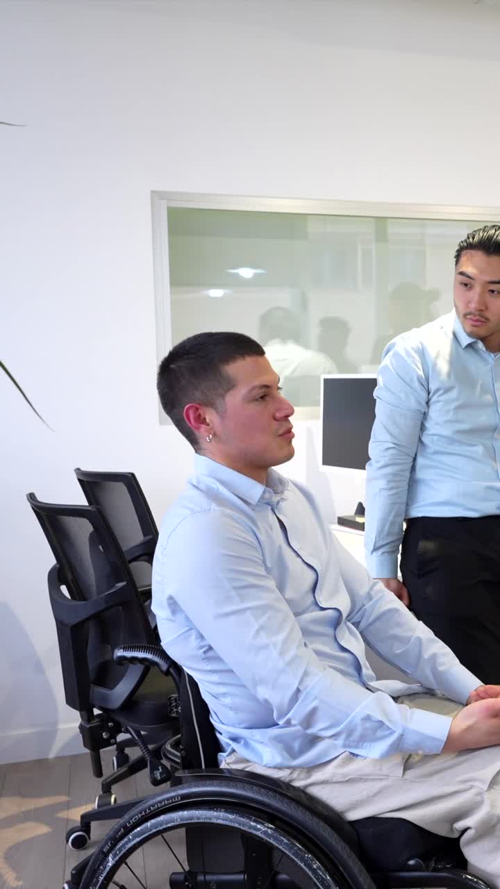 reunión de un equipo de negocios diverso en una oficina moderna