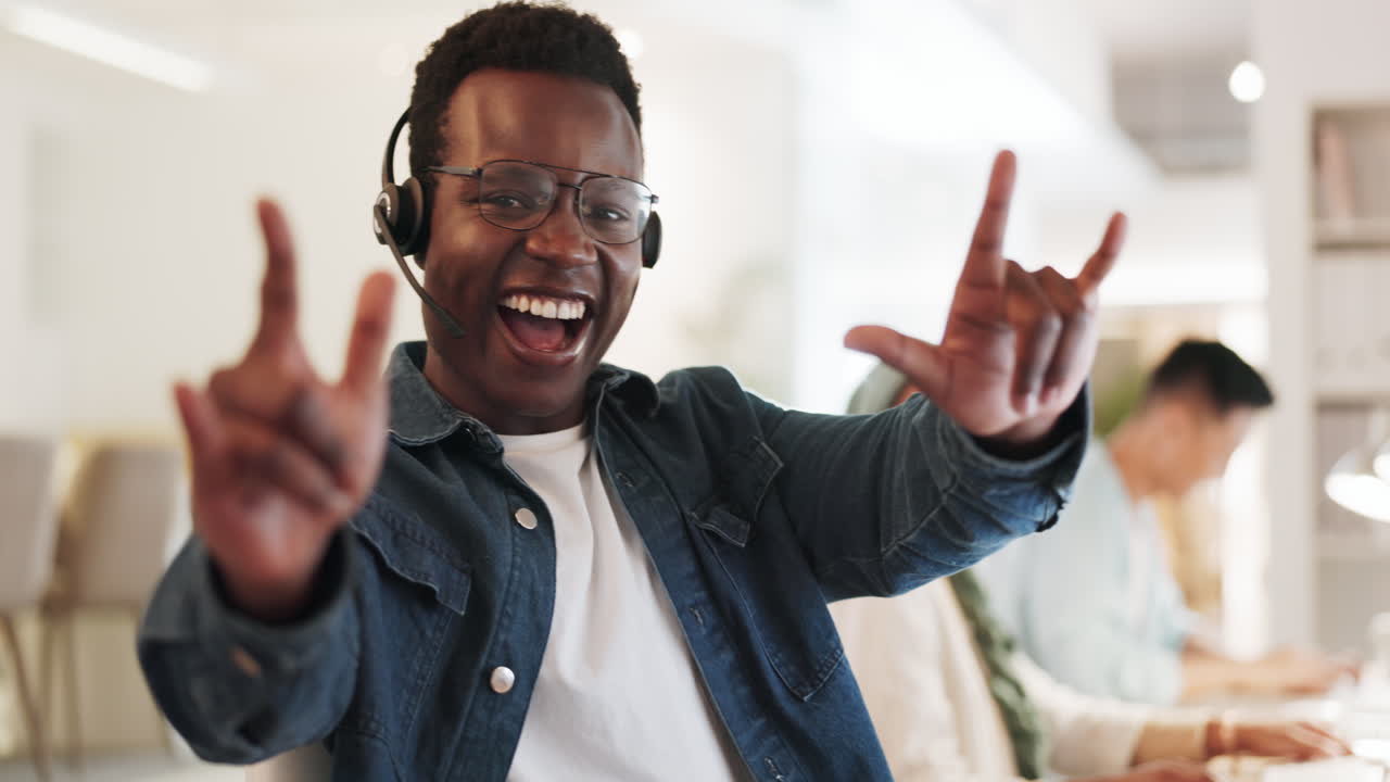 Gesto rock, segno e agente di call center che celebra una vendita