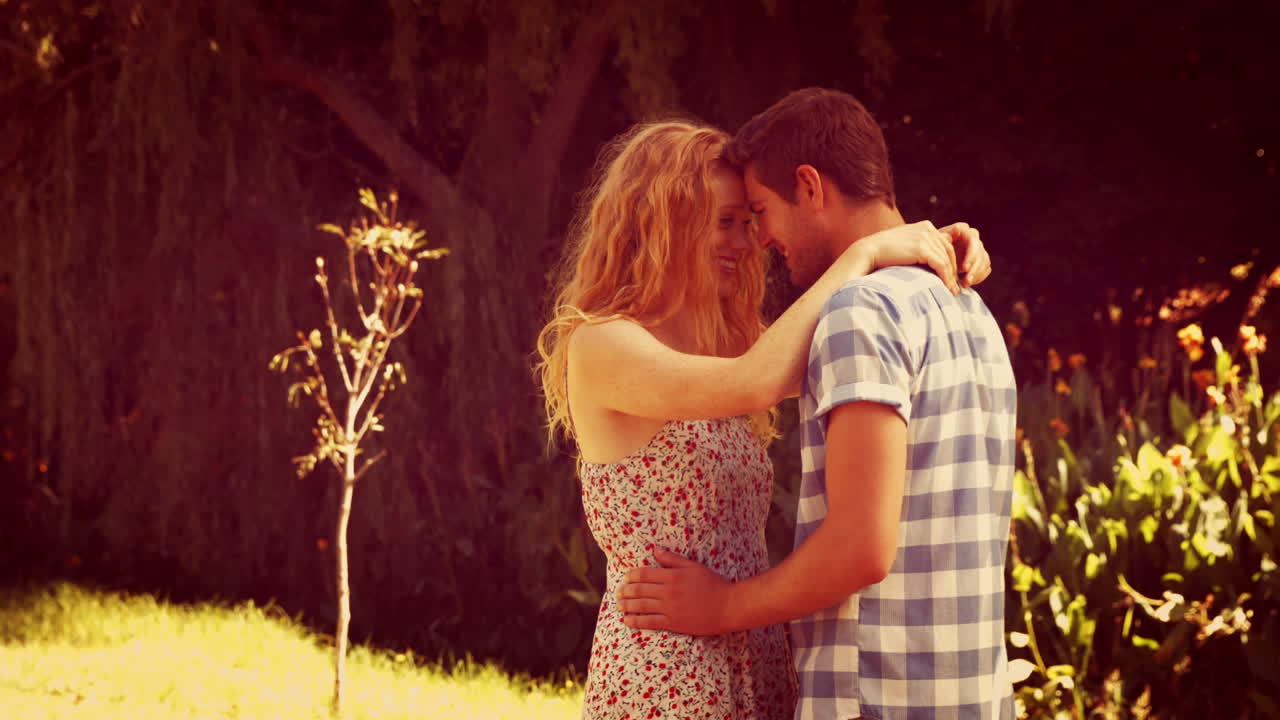 una pareja feliz abrazándose en el parque