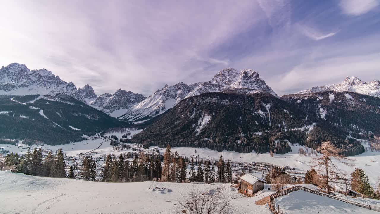 un lapso de tiempo de un día completo del sol pasando por encima del hermoso paisaje del valle de hochpustertal en sudtirol, italia