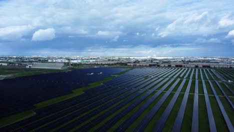 Vista-Aérea-De-Los-Campos-De-Paneles-Solares-De-Calgary-Con-Drones