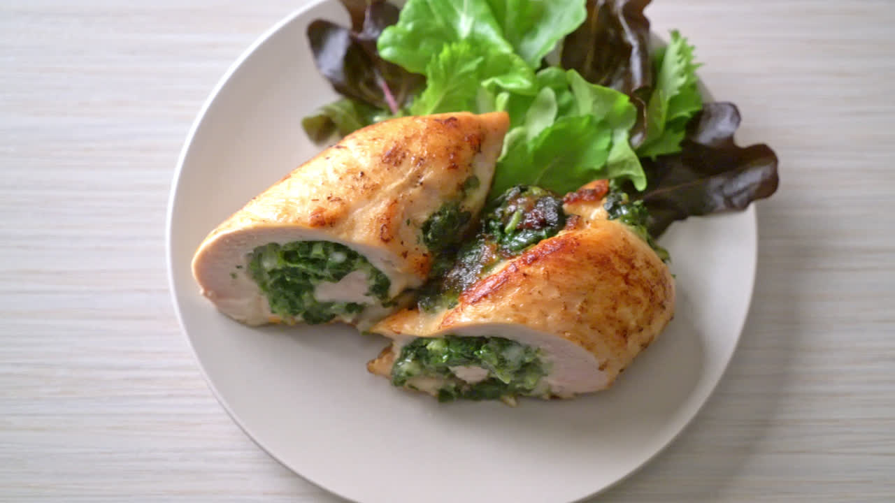 치즈와 시금치로 채워진 구운 닭 가슴살