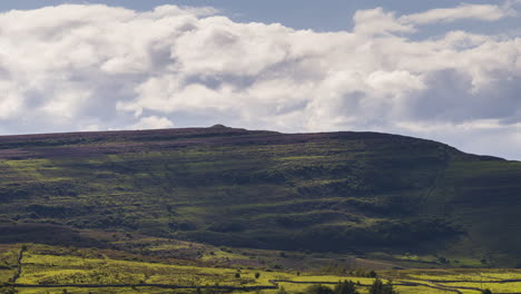 Zeitraffer-Der-Ländlichen-Hügellandschaft-An-Einem-Sonnigen-Sommertag-Mit-Vorbeiziehenden-Wolken-In-Irland