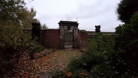 Toma-Estática-Del-Antiguo-Jardín-De-La-Pared-De-Piedra-Y-La-Puerta-Histórica