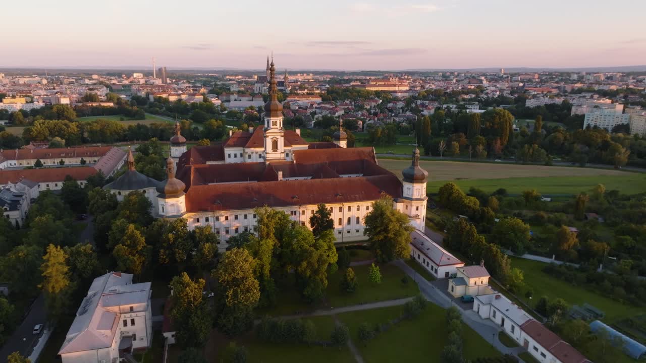 vista de avión no tripulado del monasterio del hospital militar, un monumento histórico de la ciudad de olomouc