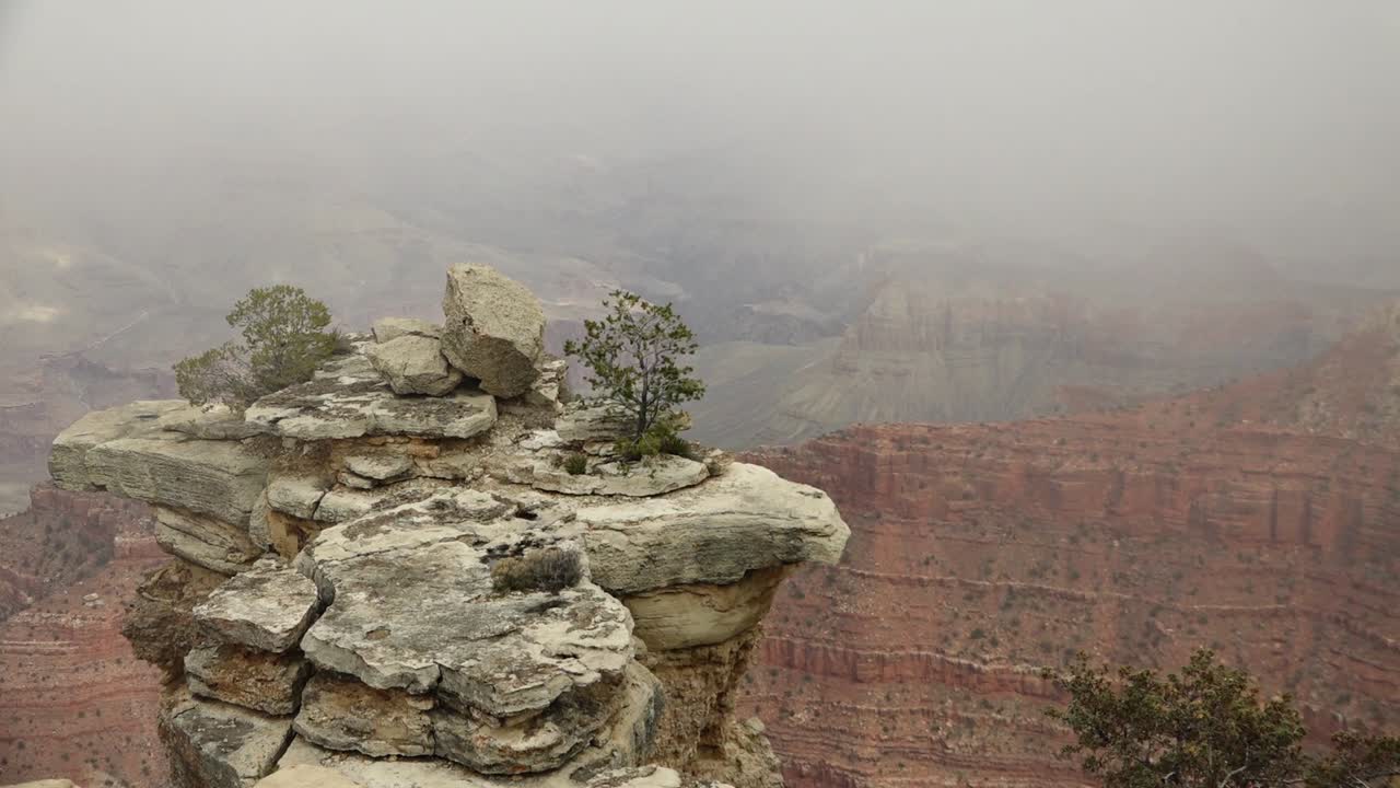 una panorámica lenta del gran cañón, con algunas nubes pasajeras dentro del cañón