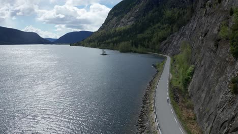 Rennradfahrer-Fahren-In-Der-Wunderschönen-Natur-In-Norwegen