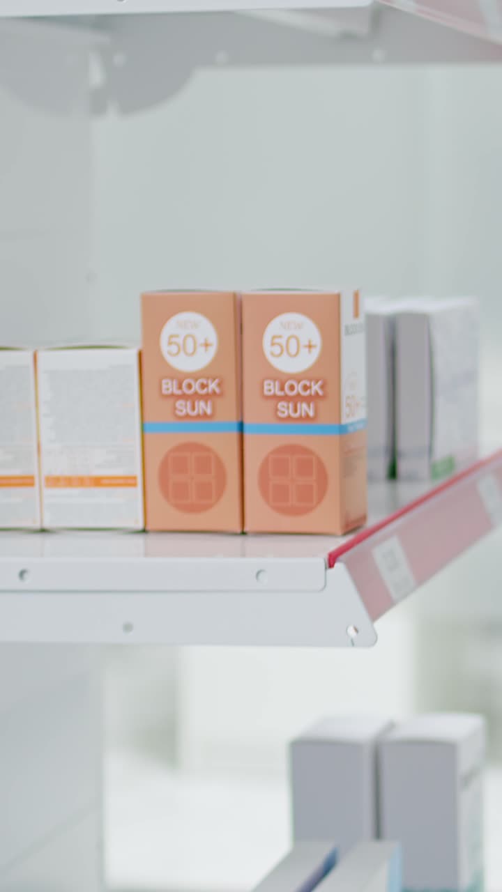 Vídeos verticales de paquetes de medicamentos con receta en estanterías de una farmacia vacía