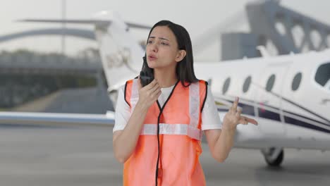 chica de tierra india enojada el personal gritando en el walkie talkie