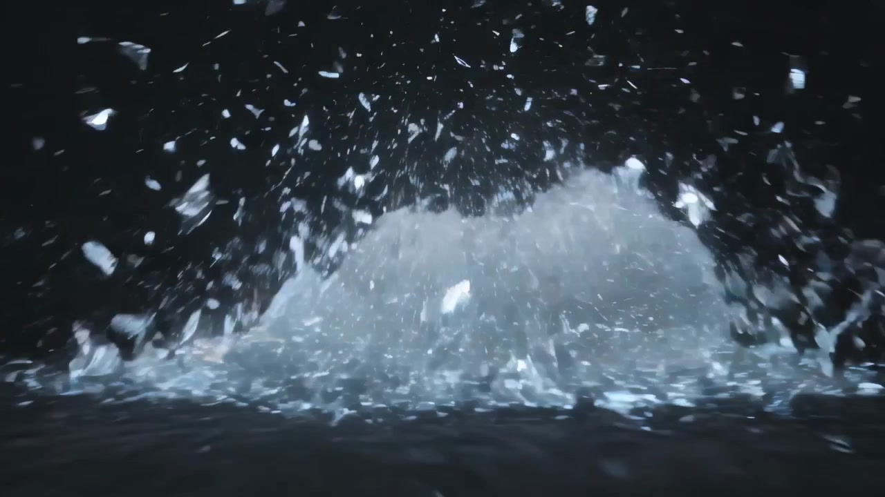 Luce lampeggiante che frantuma un diamante in schegge su un pavimento lucido da studio, formando una nuvola luminosa.