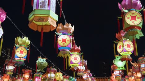 Chinesische-Bunte-Laternen,-Die-Wohlstand-Und-Glück-Symbolisieren,-Hängen-Während-Des-Mittherbstfestes,-Auch-Mondkuchenfest-Genannt,-An-Deckendrähten