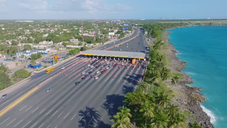 Estación-De-Peaje-A-Lo-Largo-De-La-Autopista-Las-Américas,-Carretera-Principal-A-Lo-Largo-De-La-Costa-Caribeña-Que-Conecta-El-Aeropuerto-Y-Santo-Domingo