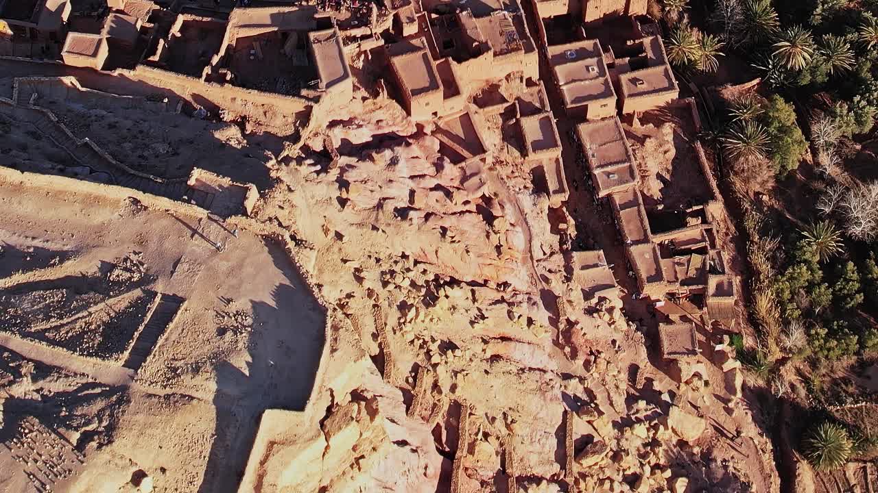 Vista aerea di terreno roccioso e strutture in Marocco di giorno