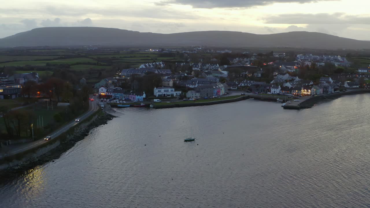 Ripresa aerea ascendente della città di Kinvara al crepuscolo.