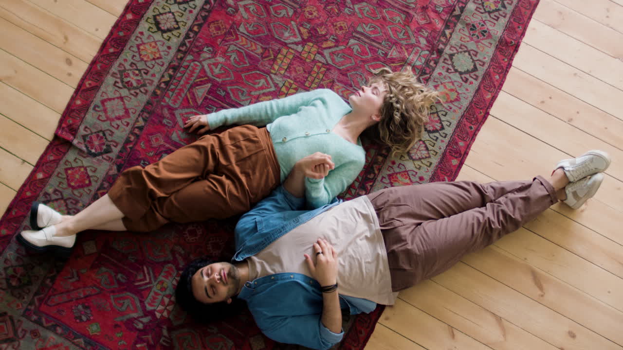 молодая пара, проявляющая любовь