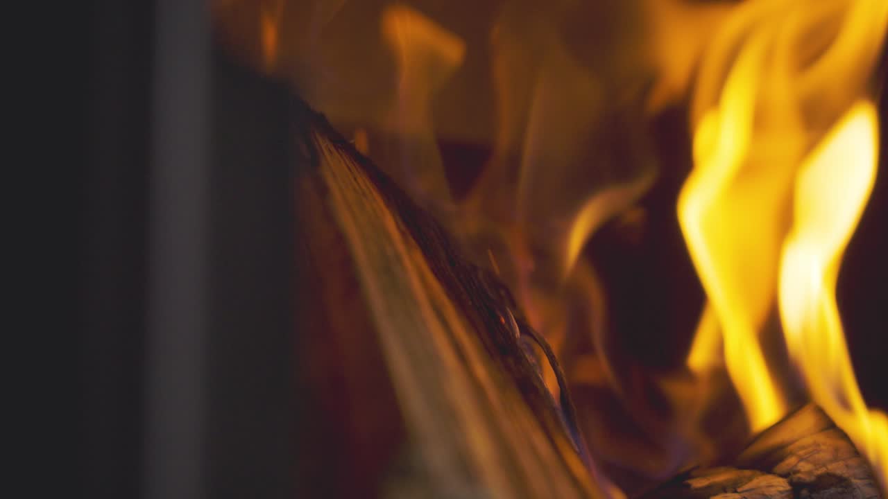 집에서 나무로 만든 불꽃에서 불타는 스토브에서 불꽃을 으십시오.