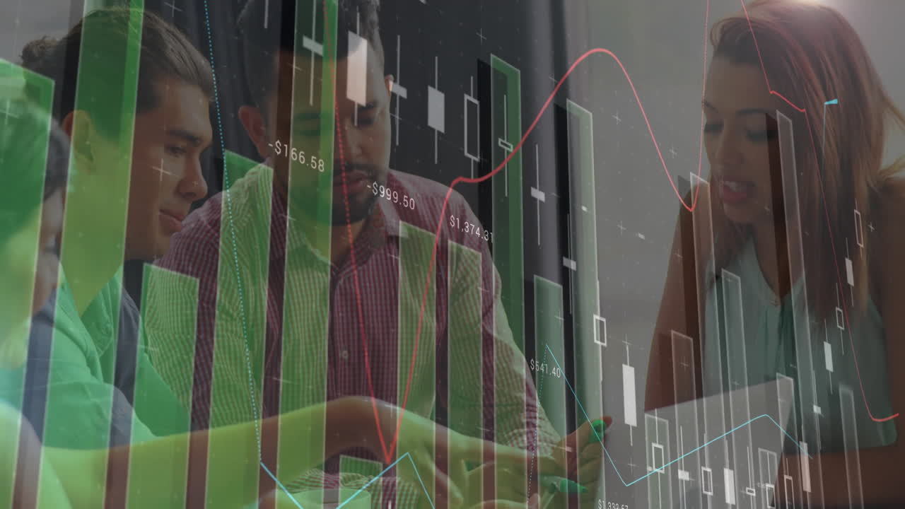 animación del procesamiento de datos financieros sobre diversas personas de negocios que usan computadoras portátiles en la oficina