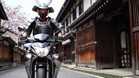 samurai en una motocicleta en una ciudad japonesa
