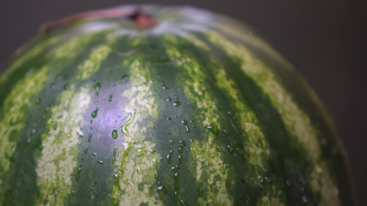 수박을 에서 흐르는 차가운 물 에서 으십시오.