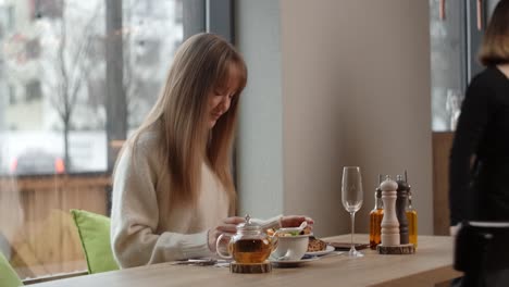 women having lunch in a cozy cafe
