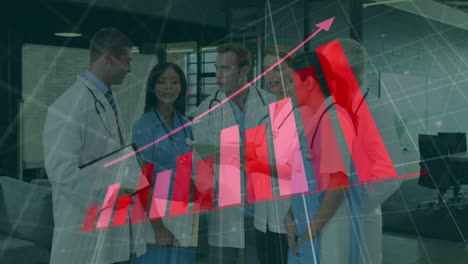 animación de flecha en gráfico en crecimiento sobre diversos médicos discutiendo en el hospital