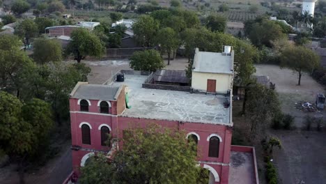 disparo de drones de un edificio en la aldea de kerwada en gujarat, india