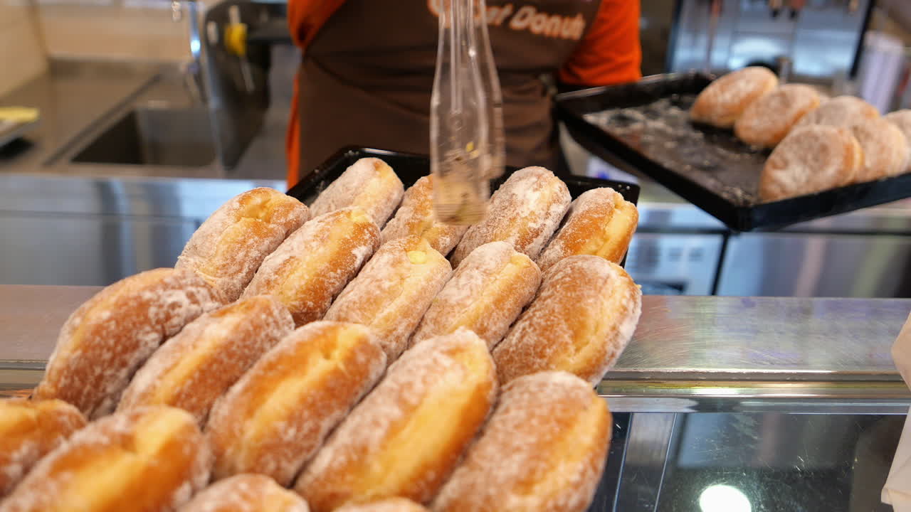 exhibición de rosquillas en una panadería