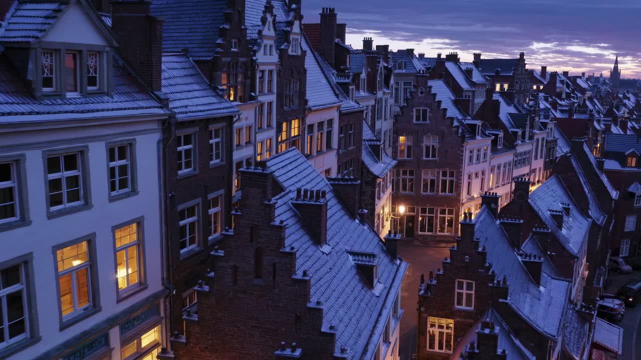 Snötäckta tak i en europeisk stadsbild