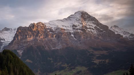 timelapse de la cara norte del eiger en grindelwald al atardecer