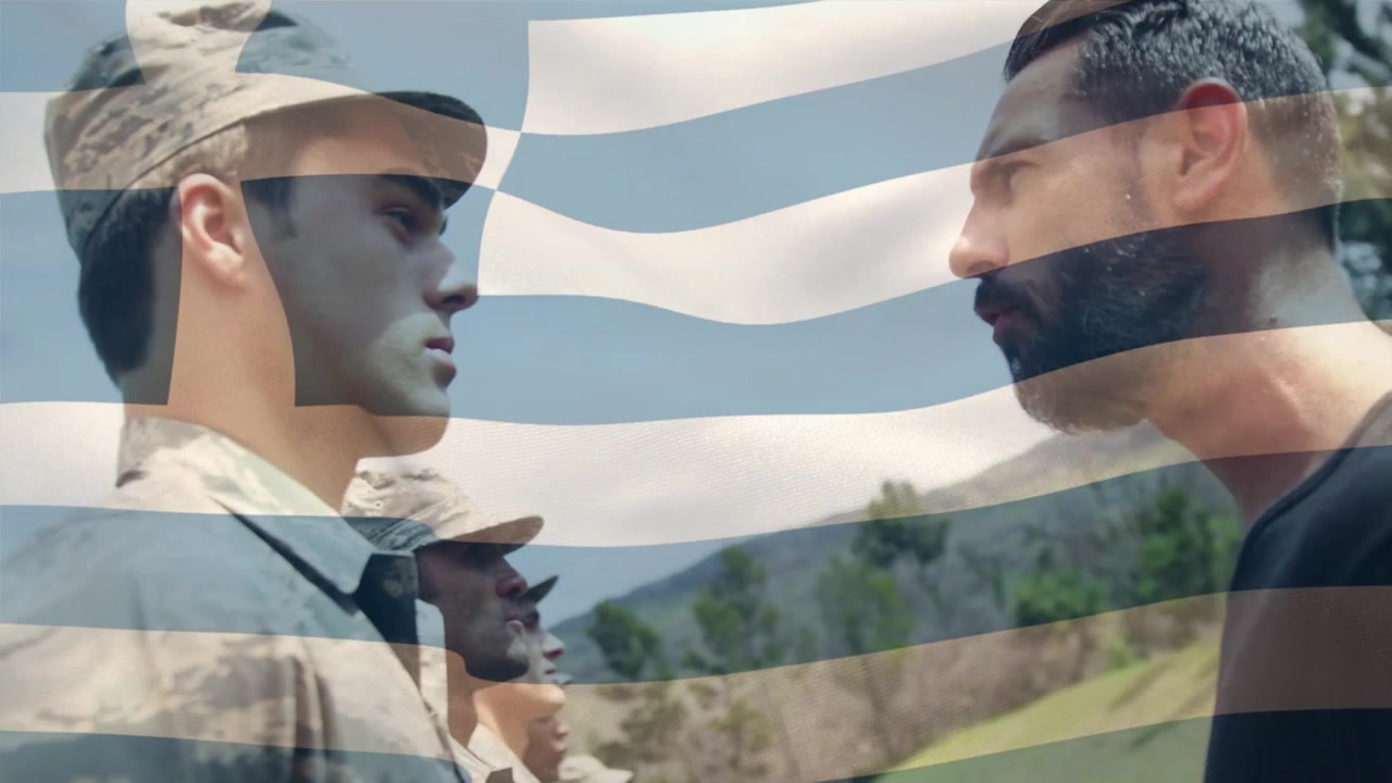 Animation du drapeau de la Grèce sur des soldats masculins diversifiés