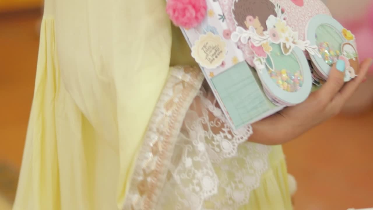 vista de primer plano de un álbum de skate de recortes en la mano de una chica